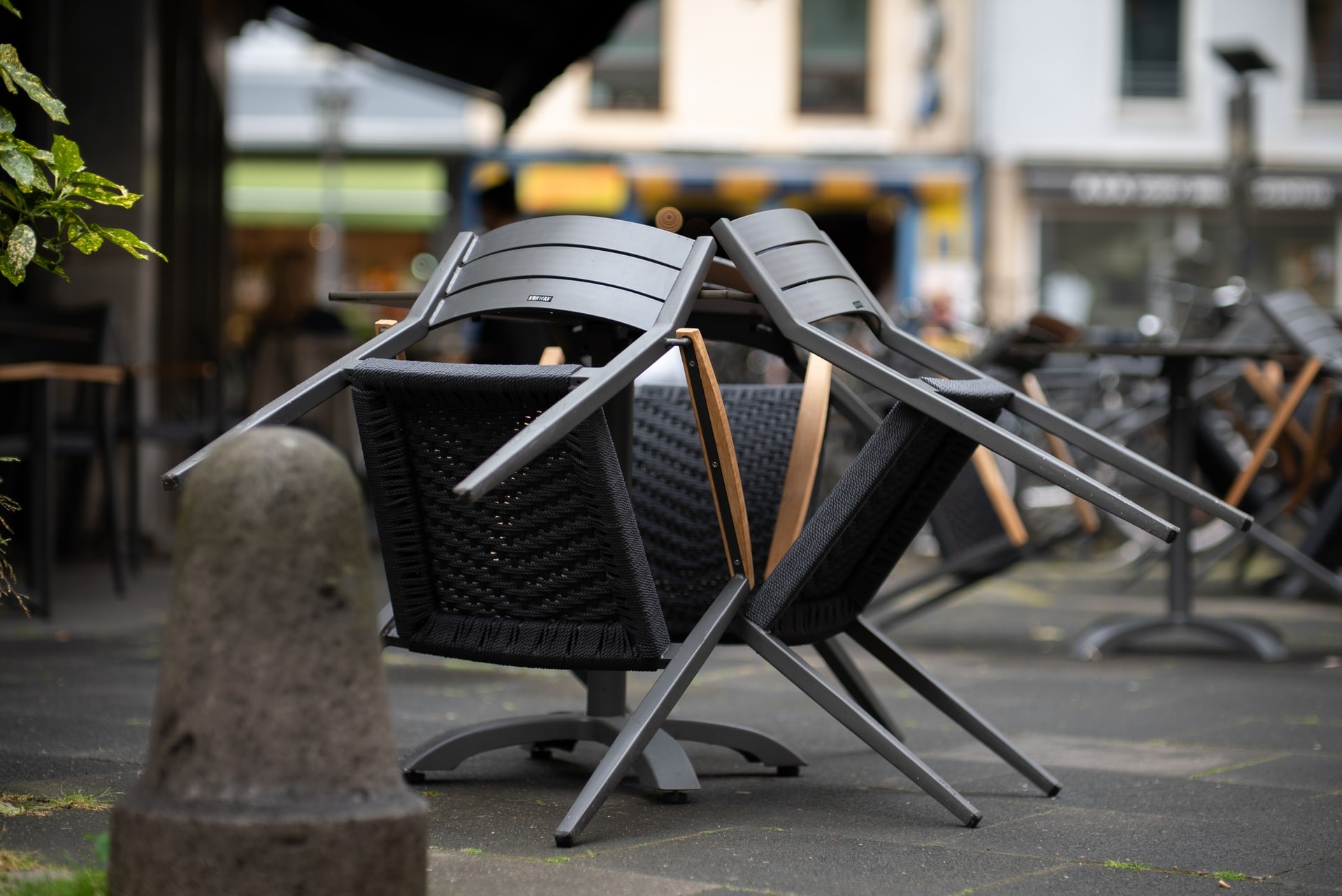 Stoelen tegen tafel terras