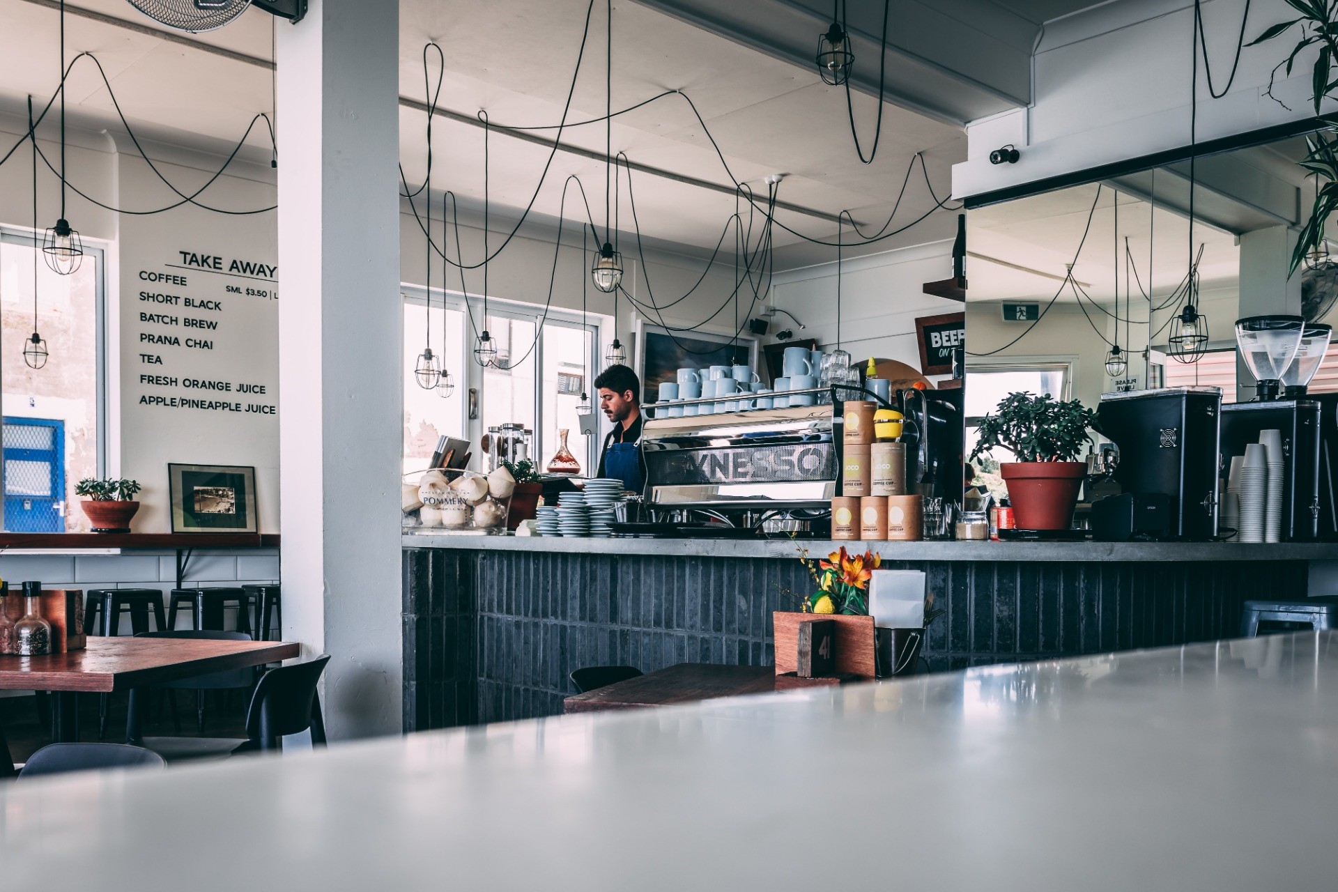 Koffiebar met hangende lampen