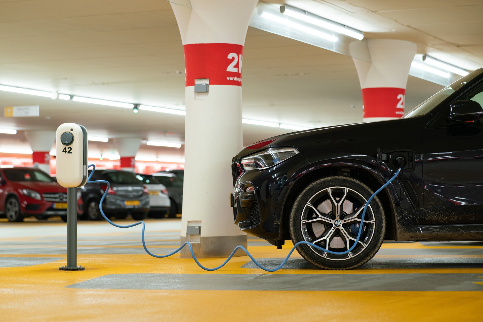 Oplaadpunt elektrische wagen parking